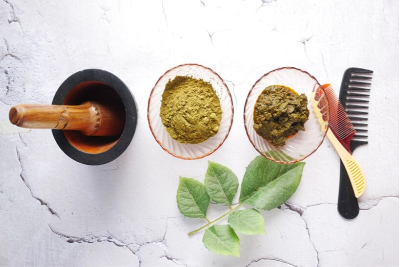 Different natural hair dye powders.